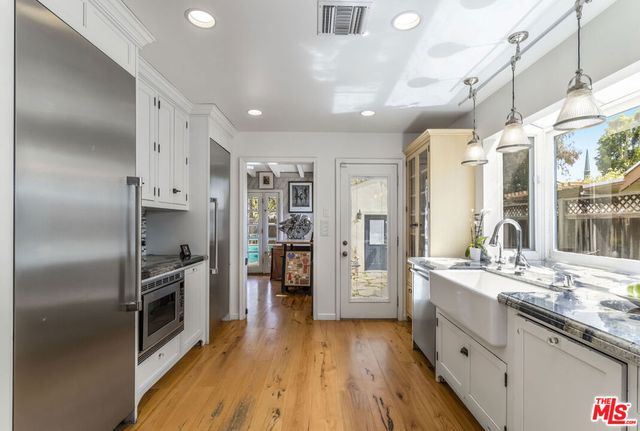 5232 Irvine Avenue, North Hollywood, CA 91601