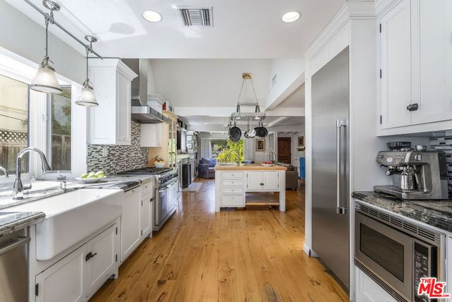 5232 Irvine Avenue, North Hollywood, CA 91601