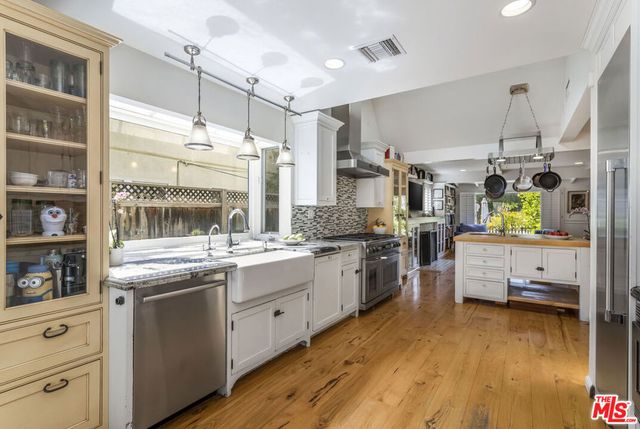 5232 Irvine Avenue, North Hollywood, CA 91601