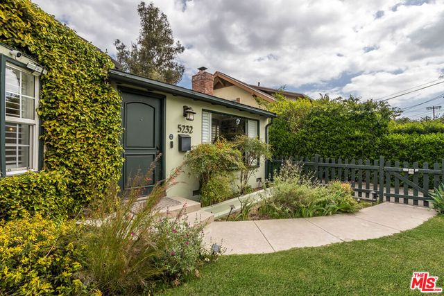 5232 Irvine Avenue, North Hollywood, CA 91601