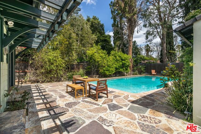 5232 Irvine Avenue, North Hollywood, CA 91601