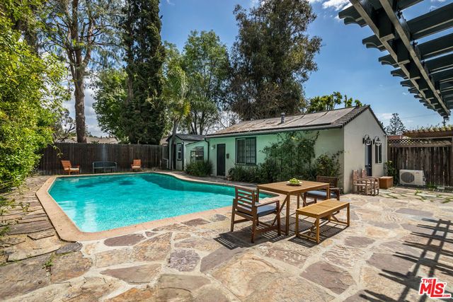 5232 Irvine Avenue, North Hollywood, CA 91601