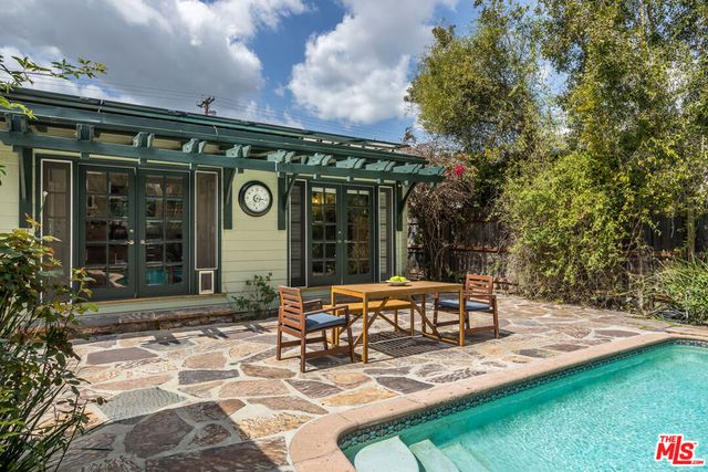 5232 Irvine Avenue, North Hollywood, CA 91601