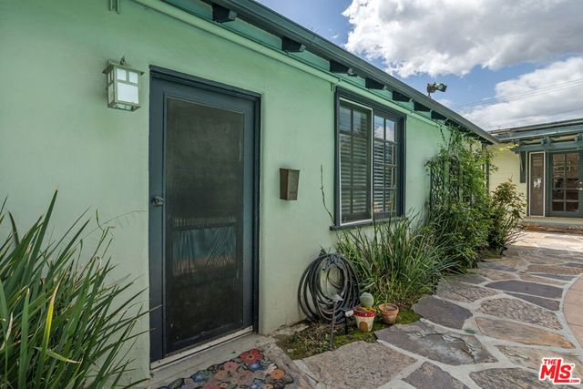 5232 Irvine Avenue, North Hollywood, CA 91601