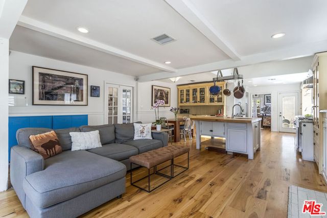 5232 Irvine Avenue, North Hollywood, CA 91601