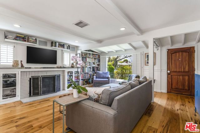 5232 Irvine Avenue, North Hollywood, CA 91601