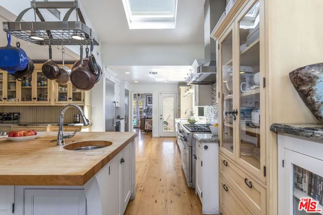 5232 Irvine Avenue, North Hollywood, CA 91601