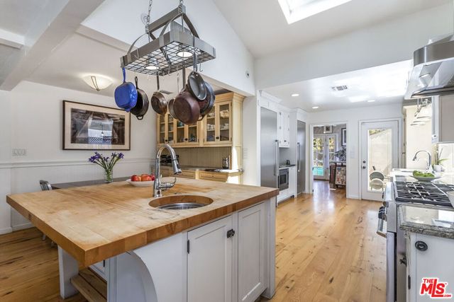 5232 Irvine Avenue, North Hollywood, CA 91601