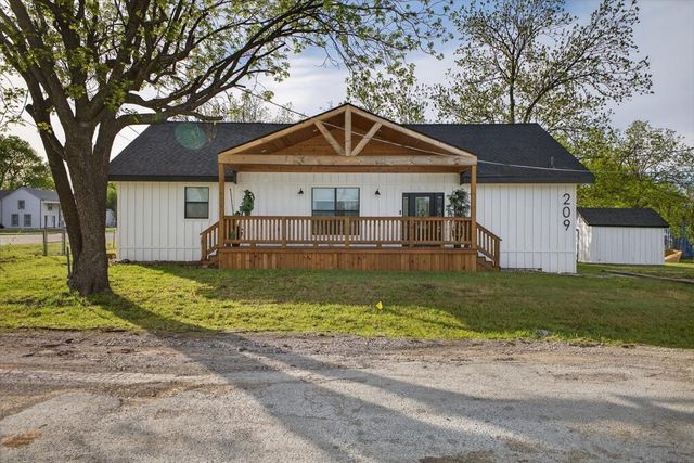 209 N Broad Street, St Jo, TX 76265