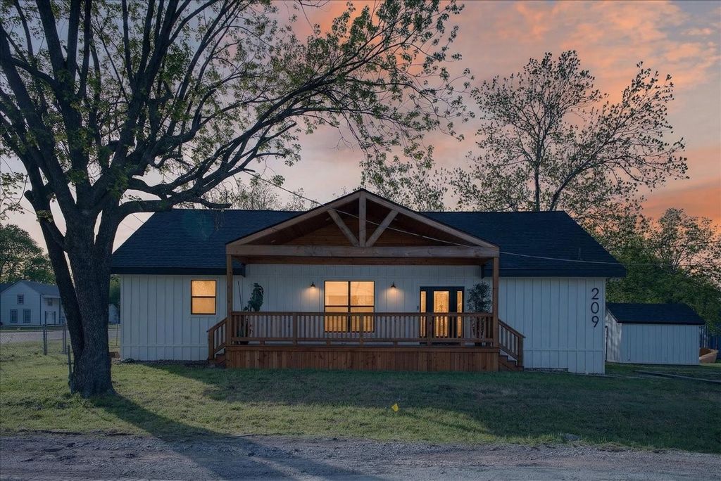 209 N Broad Street, St Jo, TX 76265