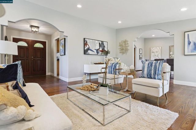 38 Saint Stephens Dr, Orinda, CA 94563