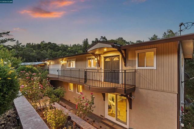 38 Saint Stephens Dr, Orinda, CA 94563