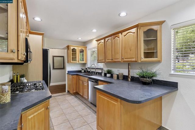 38 Saint Stephens Dr, Orinda, CA 94563