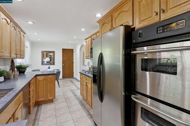 38 Saint Stephens Dr, Orinda, CA 94563