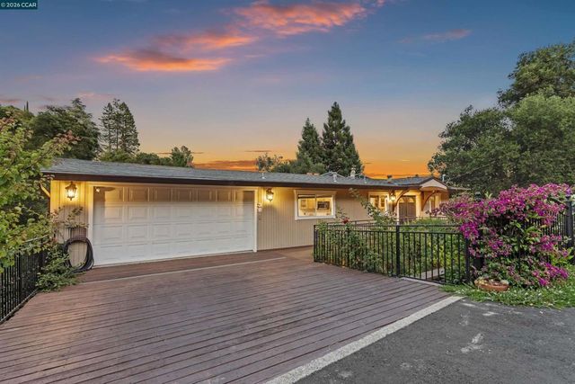 38 Saint Stephens Dr, Orinda, CA 94563