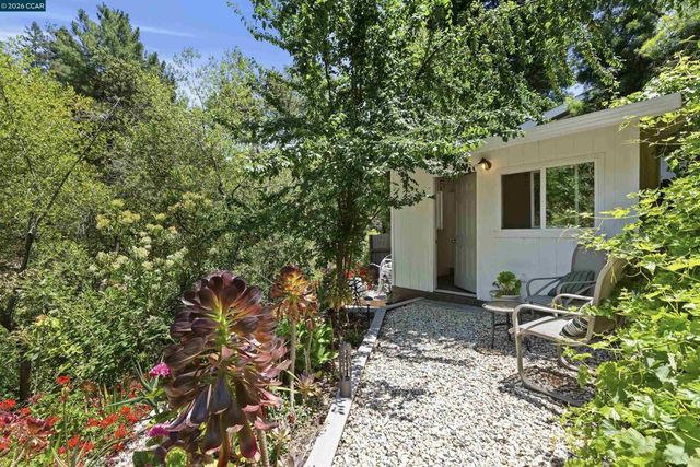 38 Saint Stephens Dr, Orinda, CA 94563