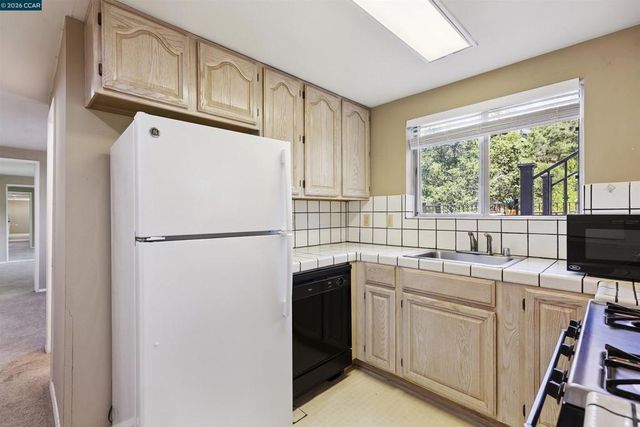 38 Saint Stephens Dr, Orinda, CA 94563