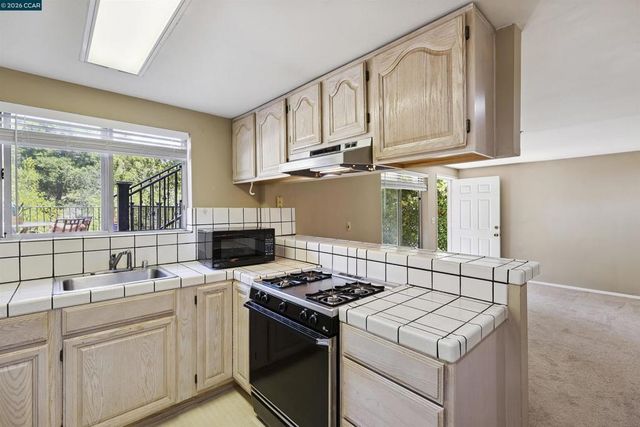 38 Saint Stephens Dr, Orinda, CA 94563