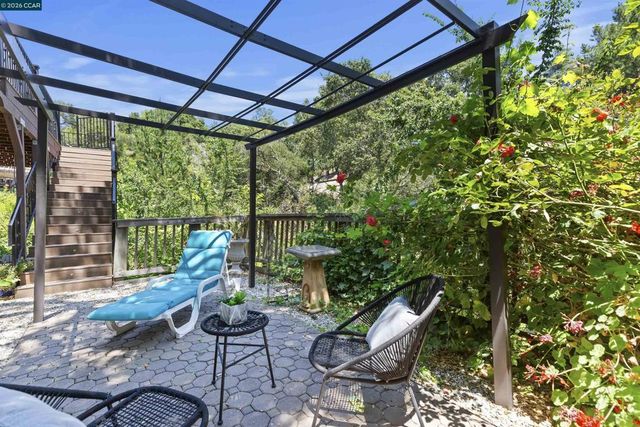 38 Saint Stephens Dr, Orinda, CA 94563