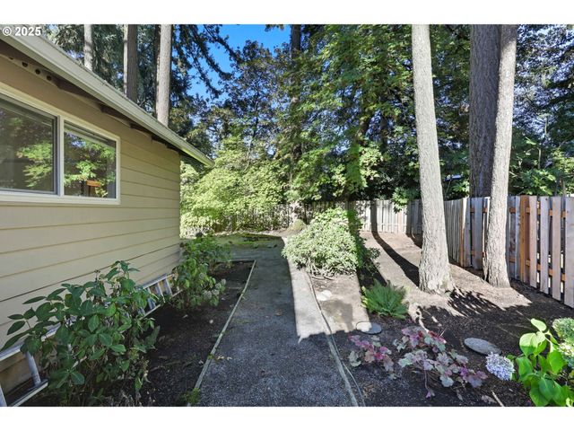 13525 Sw FIRCREST Ct, Beaverton, OR 97008