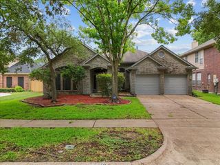 110 Crimson Bay Drive, League City, TX 77573