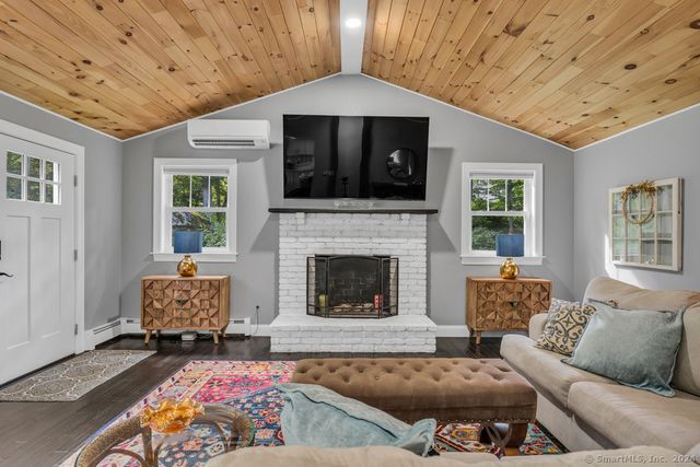 32 Twin Bridge Road, Guilford, CT 06437