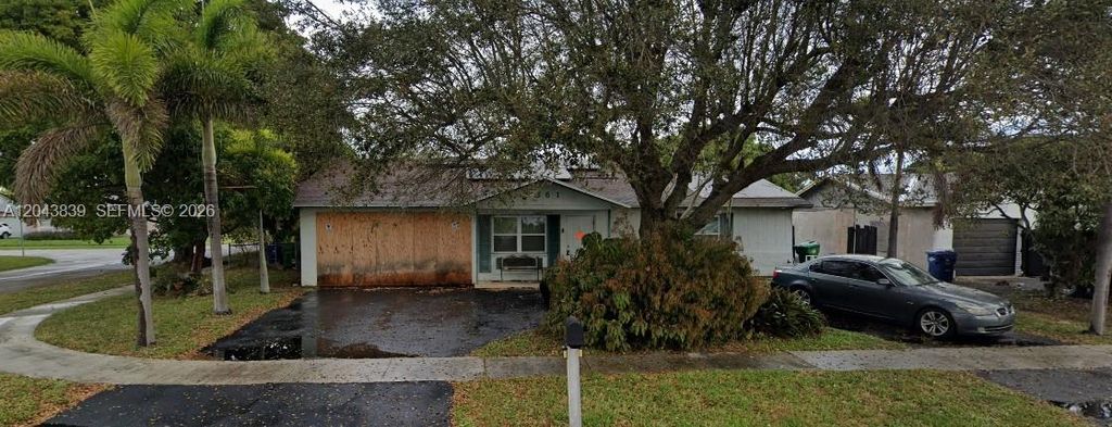 8361 NW 47th St, Lauderhill, FL 33351