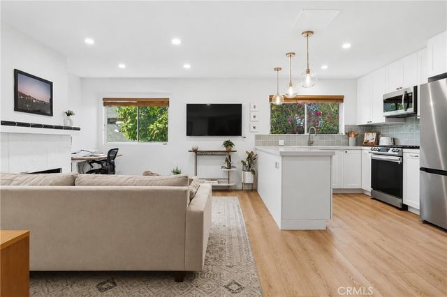 2147 N Beachwood 4, Los Angeles, CA 90068
