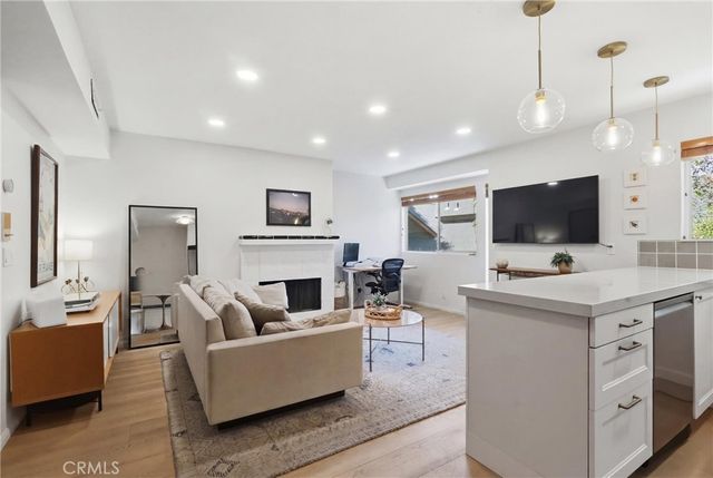 2147 N Beachwood 4, Los Angeles, CA 90068