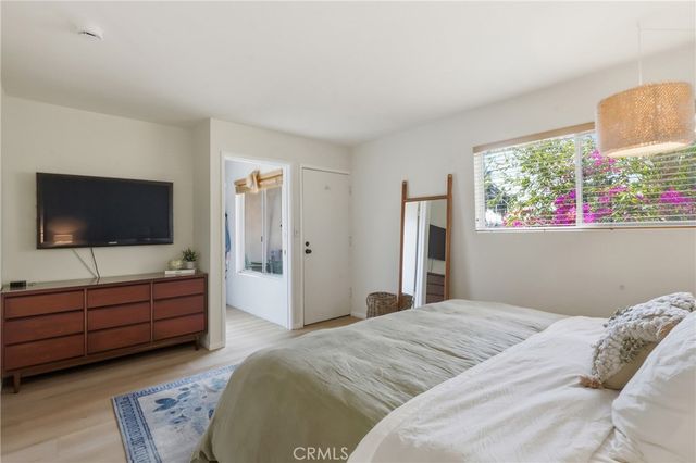 2147 N Beachwood 4, Los Angeles, CA 90068