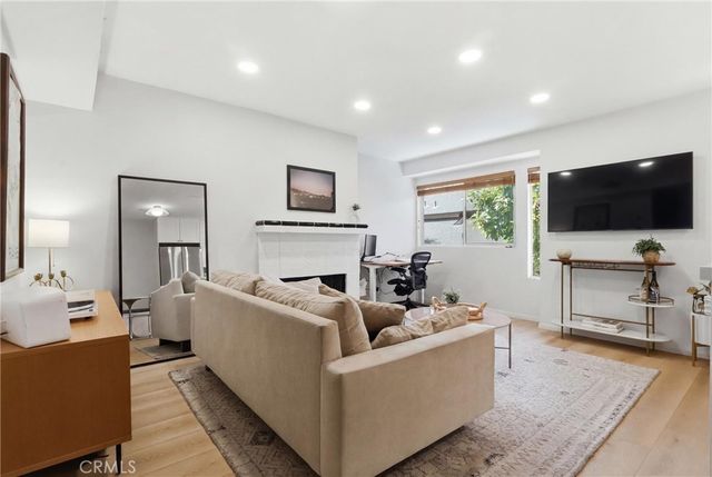 2147 N Beachwood 4, Los Angeles, CA 90068