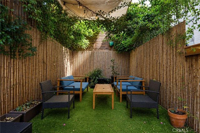 2147 N Beachwood 4, Los Angeles, CA 90068