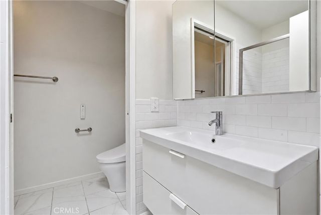 2147 N Beachwood 4, Los Angeles, CA 90068