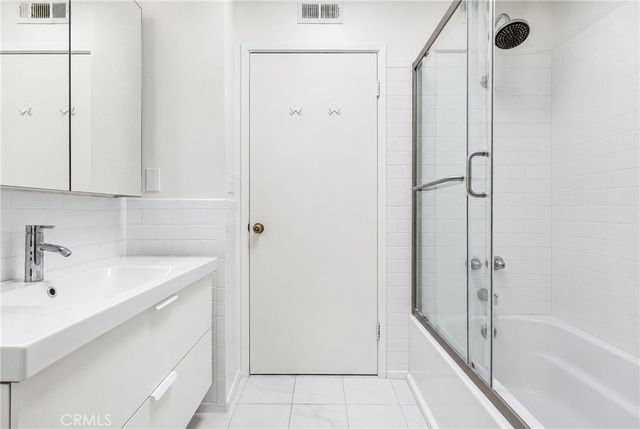 2147 N Beachwood 4, Los Angeles, CA 90068