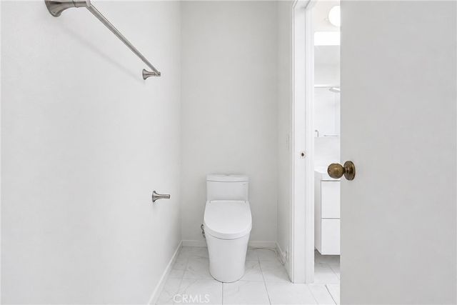 2147 N Beachwood 4, Los Angeles, CA 90068