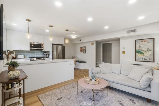 2147 N Beachwood 4, Los Angeles, CA 90068