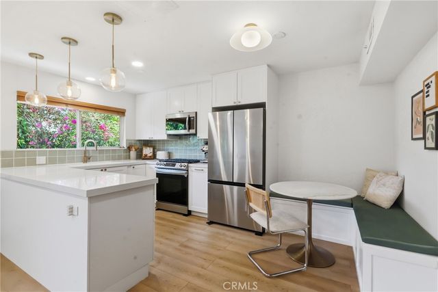 2147 N Beachwood 4, Los Angeles, CA 90068