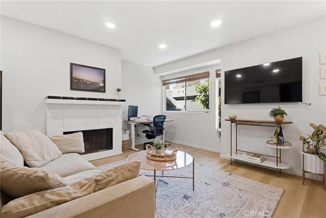 2147 N Beachwood 4, Los Angeles, CA 90068