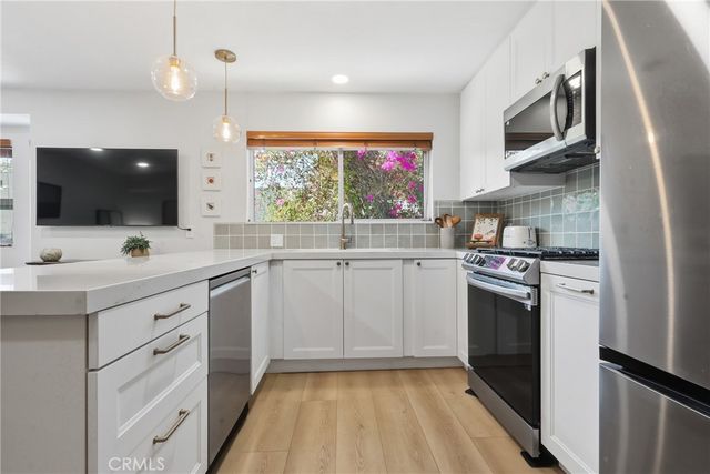 2147 N Beachwood 4, Los Angeles, CA 90068