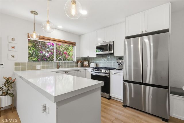 2147 N Beachwood 4, Los Angeles, CA 90068