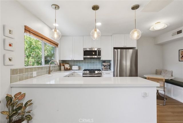 2147 N Beachwood 4, Los Angeles, CA 90068