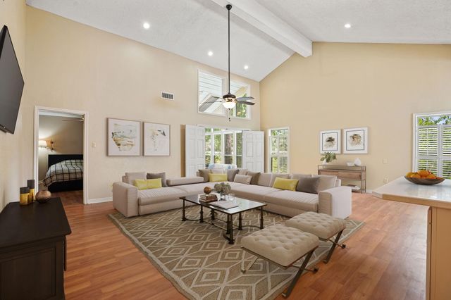 9 Lakeview Manor, Huntsville, TX 77340