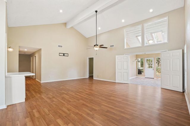 9 Lakeview Manor, Huntsville, TX 77340