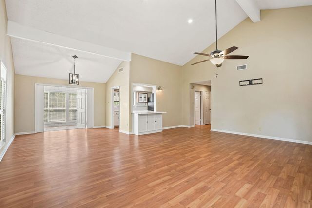 9 Lakeview Manor, Huntsville, TX 77340