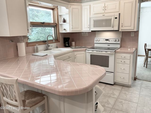 1508 Turquoise Dr, Louisville, KY 40214