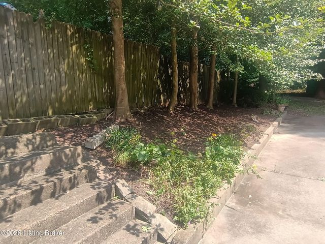 1508 Turquoise Dr, Louisville, KY 40214