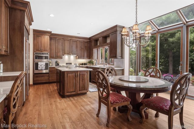 60 Kingsley Manor Drive, Bloomfield Hills, MI 48304