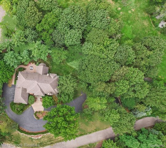 60 Kingsley Manor Drive, Bloomfield Hills, MI 48304