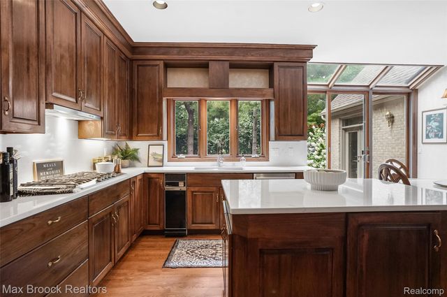 60 Kingsley Manor Drive, Bloomfield Hills, MI 48304