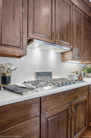 60 Kingsley Manor Drive, Bloomfield Hills, MI 48304